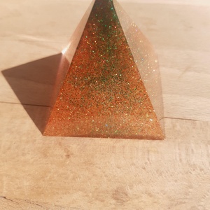 Műgyanta díszpiramis - otthon & életmód - dekoráció - dísztárgy - Meska.hu