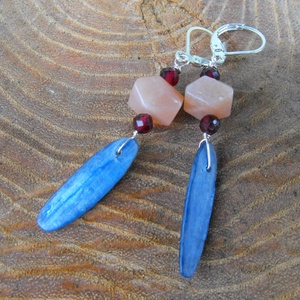 Kianit, napkő, gránát fülbevaló, Ékszer, Fülbevaló, Lógó fülbevaló, Ékszerkészítés, Felhasznált alapanyagok: kianit 26 x  6,5 mm, napkő  9 x  7 mm, gránát 3 mm 925 Sterling Silver aka..., MESKA