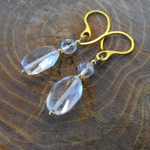 Ragyogó kristályok fülbevaló, Ékszer, Fülbevaló, Lógó fülbevaló, Ékszerkészítés, Felhasznált alapanyagok: hegyikristály, aranyozott acél szerelék.
A fülbevalót orvosi acél szerelék..., MESKA