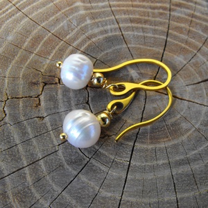 Fehér tenyésztett gyöngy  acél fülbevaló - ékszer - fülbevaló - lógó fülbevaló - Meska.hu
