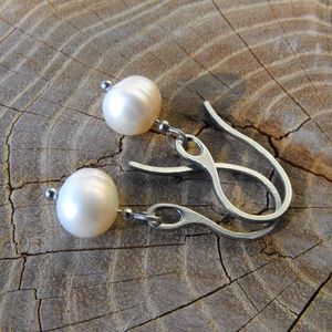 Fehér tenyésztett gyöngy  acél fülbevaló, Ékszer, Fülbevaló, Lógó fülbevaló, Ékszerkészítés, MESKA