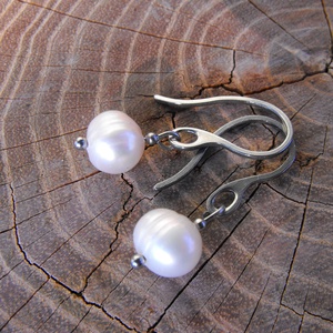 Fehér tenyésztett gyöngy  acél fülbevaló - ékszer - fülbevaló - lógó fülbevaló - Meska.hu