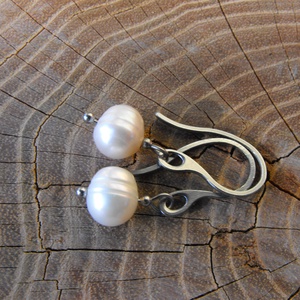 Fehér tenyésztett gyöngy  acél fülbevaló - ékszer - fülbevaló - lógó fülbevaló - Meska.hu
