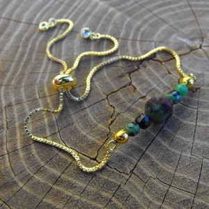 Láncos ruby zoisite  karkötő, acél szerelékkel - ékszer - karkötő - ásványkarkötő - Meska.hu