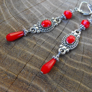 Csinos piros fülbevaló - ékszer - fülbevaló - lógó fülbevaló - Meska.hu