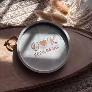 Két kezdőbetűs kis ékszertartó tálka kalligrafikus betűtípussal és dátummal, Esküvő, Kiegészítők, Gyűrűtartó & Gyűrűpárna, Mindenmás, MESKA