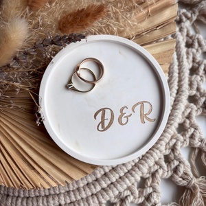 Két kezdőbetűs kis ékszertartó tálka kalligrafikus betűtípussal, Esküvő, Kiegészítők, Gyűrűtartó & Gyűrűpárna, Mindenmás, MESKA