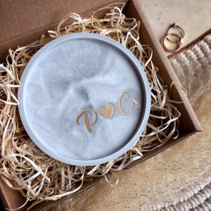 Két kezdőbetűs kis ékszertartó tálka kalligrafikus betűtípussal - esküvő - kiegészítők - gyűrűtartó & gyűrűpárna - Meska.hu