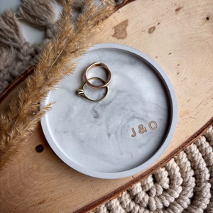 Két kezdőbetűs kis ékszertartó tálka nyomtatott betűtípussal - esküvő - kiegészítők - gyűrűtartó & gyűrűpárna - Meska.hu