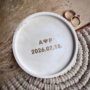 Két kezdőbetűs kis ékszertartó tálka nyomtatott betűtípussal és dátummal - esküvő - kiegészítők - gyűrűtartó & gyűrűpárna - Meska.hu