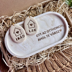 Ajándékbox - OTT AZ OTTHONOM, AHOL TE VÁRSZ - közepes tálkával és páros kulcstartóval - Meska.hu