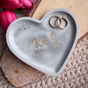 Két kezdőbetűs szív ékszertartó tálka kalligrafikus betűtípussal és dátummal - esküvő - kiegészítők - gyűrűtartó & gyűrűpárna - Meska.hu