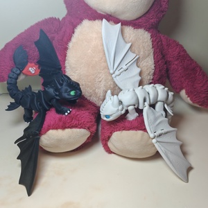 Toothless Night Fury és Light Fury � Mozgatható artikulált sárkány figura 16x21 cm - otthon & életmód - dekoráció - dekoratív figurák és szobrok - Meska.hu