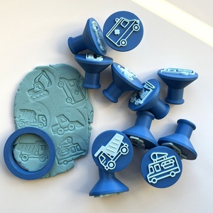 Járműves Gyurma Bélyegző és Sütikiszúró Készlet Autók és Építkezési járművek - otthon & életmód - konyhafelszerelés, tálalás - sütés, főzés - sütikiszúró - Meska.hu