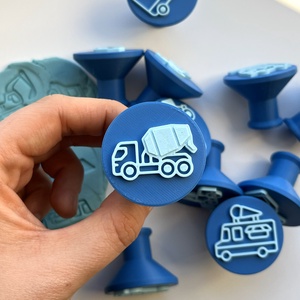 Járműves Gyurma Bélyegző és Sütikiszúró Készlet Autók és Építkezési járművek - otthon & életmód - konyhafelszerelés, tálalás - sütés, főzés - sütikiszúró - Meska.hu