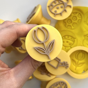 Tavaszi Húsvéti Gyurma Bélyegző  és Sütikiszúró Készlet � Nyuszi, Csibe, Pillangó, Katica és több � 12 darabos - ünnepi díszek, dekorációk - húsvéti díszek és dekorációk - húsvéti sütikiszúró - Meska.hu