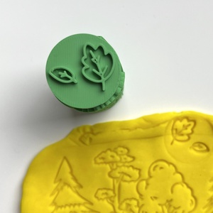 Erdei Dombornyomó Henger – Forest Texture Roller – Gyurma és Sütemény Mintázó – 3D nyomtatott, Otthon & Életmód, Papír, írószer, Pecsétek, Gyurmapecsét, Mindenmás, Erdei Dombornyomó Henger gyurmához és tésztához

Hozd létre a varázslatos erdőt egyetlen gurítással..., MESKA