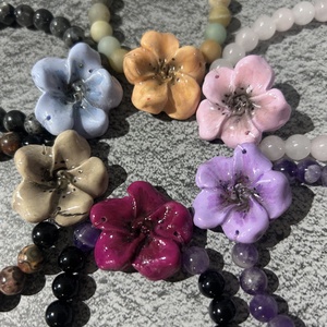 Ásványkarkötők virággal, Ékszer, Karkötő, Ásványkarkötő, Gyöngyfűzés, gyöngyhímzés, Gyurma, MESKA