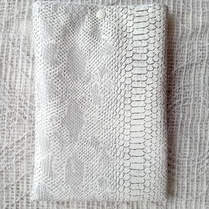 Kobra mintás textilbőr könyvtok, tablet vagy e-book tok, fehér-szürke, elegáns - könyv & zene - könyvtok - Meska.hu