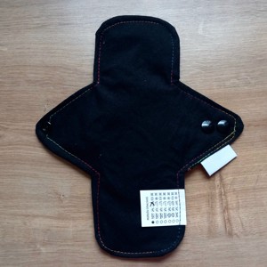 Fekete alapon virágok mosható betét 22cm - szépségápolás - intim higiénia - tisztasági betét - Meska.hu