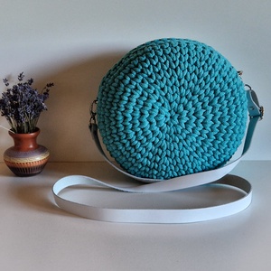 Horgolt crossbody körtáska - táska & tok - kézitáska & válltáska - vállon átvethető táska - Meska.hu