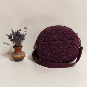 Horgolt kis crossbody körtáska - táska & tok - kézitáska & válltáska - vállon átvethető táska - Meska.hu