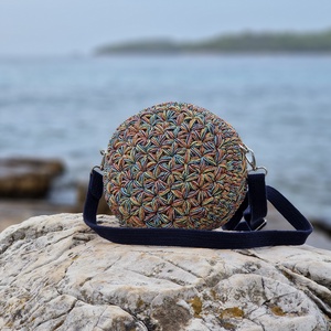 Horgolt kis crossbody körtáska - táska & tok - kézitáska & válltáska - vállon átvethető táska - Meska.hu