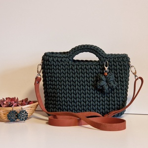 Fenyőzöld horgolt táska valódi terrakotta bőr pánttal � Női válltáska, crossbody - Meska.hu