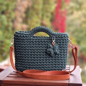 Fenyőzöld horgolt táska valódi terrakotta bőr pánttal � Női válltáska, crossbody - táska & tok - kézitáska & válltáska - válltáska - Meska.hu