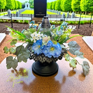 Kék virágdísz mécsessel � elegáns kegyeleti kompozíció - otthon & életmód - vallás - temetkezési tárgy - sírkoszorú, kegyeleti koszorú - Meska.hu