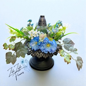 Kék virágdísz mécsessel � elegáns kegyeleti kompozíció - Meska.hu