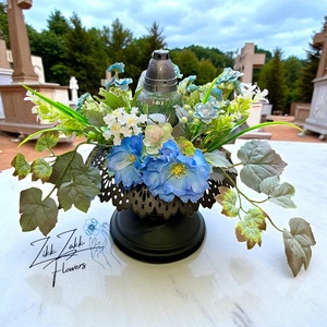 Kék virágdísz mécsessel � elegáns kegyeleti kompozíció - otthon & életmód - vallás - temetkezési tárgy - sírkoszorú, kegyeleti koszorú - Meska.hu