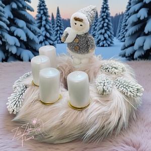 Fehér Adventi Koszorú  Téli Gyermek Figurával - karácsony - adventi díszek - adventi koszorú - Meska.hu