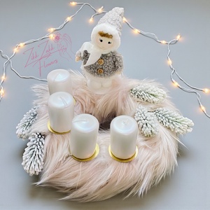 Fehér Adventi Koszorú  Téli Gyermek Figurával - karácsony - adventi díszek - adventi koszorú - Meska.hu