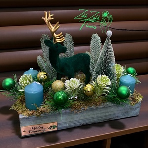 Adventi asztaldísz  Zöld bársony szarvassal, zöld-kék gyertyákkal, Karácsony, Adventi díszek, Adventi asztaldísz, , MESKA