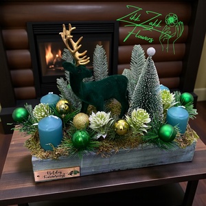 Adventi asztaldísz  Zöld bársony szarvassal, zöld-kék gyertyákkal - karácsony - adventi díszek - adventi asztaldísz - Meska.hu