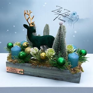 Adventi asztaldísz  Zöld bársony szarvassal, zöld-kék gyertyákkal - karácsony - adventi díszek - adventi asztaldísz - Meska.hu