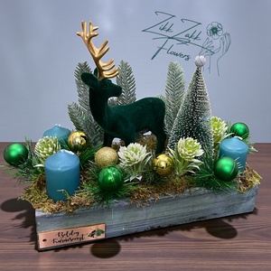 Adventi asztaldísz  Zöld bársony szarvassal, zöld-kék gyertyákkal - karácsony - adventi díszek - adventi asztaldísz - Meska.hu