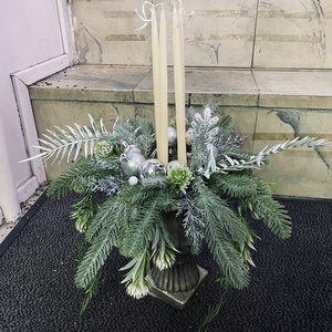 Adventi asztaldísz � Ezüst�fehér hosszú gyertyás kompozíció talpas kaspóban - karácsony - adventi díszek - adventi asztaldísz - Meska.hu