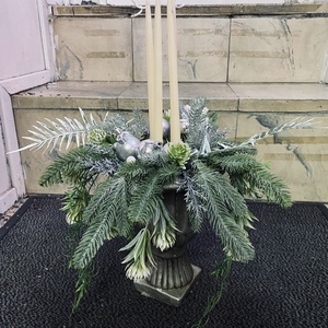 Adventi asztaldísz � Ezüst�fehér hosszú gyertyás kompozíció talpas kaspóban - karácsony - adventi díszek - adventi asztaldísz - Meska.hu