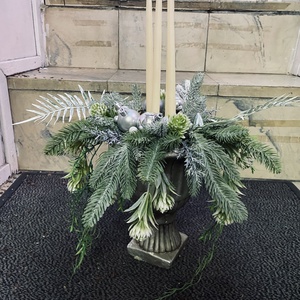 Adventi asztaldísz � Ezüst�fehér hosszú gyertyás kompozíció talpas kaspóban - karácsony - adventi díszek - adventi asztaldísz - Meska.hu