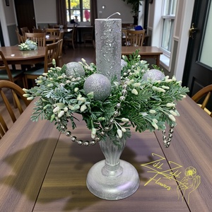 Ezüstfehér gyertyatartó gömbökkel - karácsony - adventi díszek - adventi asztaldísz - Meska.hu