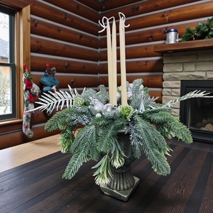 Adventi asztaldísz � Ezüst�fehér hosszú gyertyás kompozíció talpas kaspóban - karácsony - adventi díszek - adventi asztaldísz - Meska.hu