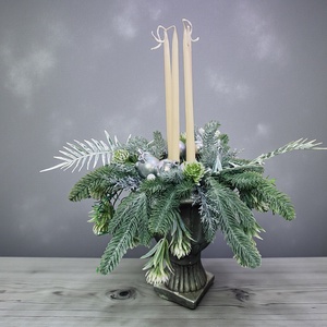 Adventi asztaldísz � Ezüst�fehér hosszú gyertyás kompozíció talpas kaspóban - karácsony - adventi díszek - adventi asztaldísz - Meska.hu