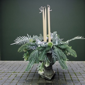 Adventi asztaldísz � Ezüst�fehér hosszú gyertyás kompozíció talpas kaspóban - karácsony - adventi díszek - adventi asztaldísz - Meska.hu