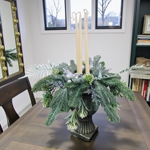 Adventi asztaldísz � Ezüst�fehér hosszú gyertyás kompozíció talpas kaspóban - karácsony - adventi díszek - adventi asztaldísz - Meska.hu