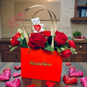 Valentin-napi rózsakompozíció dísztáskában macival - otthon & életmód - virágdekoráció - virágok - virágbox - Meska.hu