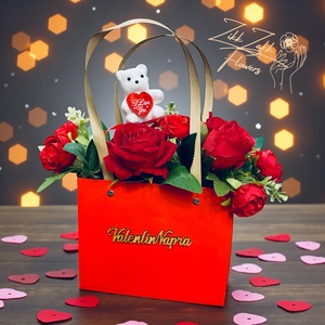 Valentin-napi rózsakompozíció dísztáskában macival - Meska.hu