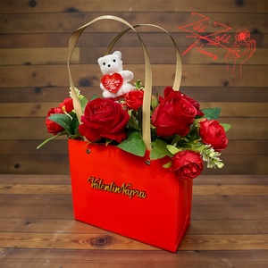 Valentin-napi rózsakompozíció dísztáskában macival - otthon & életmód - virágdekoráció - virágok - virágbox - Meska.hu