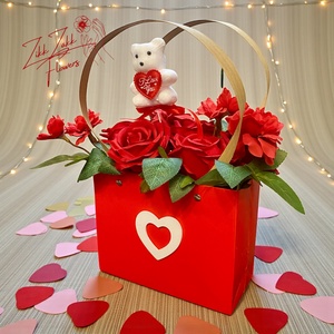 Valentin-napi piros táska � örök rózsákkal és macival - otthon & életmód - virágdekoráció - virágok - virágbox - Meska.hu